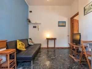 カリアリにあるTerrazza Bonariaのリビングルーム(黒いソファ、テレビ付)