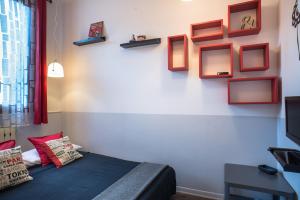Schlafzimmer mit einem Bett und Bildern an der Wand in der Unterkunft Terrazzina - Romantic Pied A Terre at the heart of Cannaregio district in Venedig