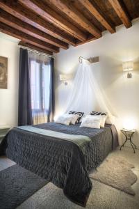 ヴェネツィアにあるTerrazzina - Romantic Pied A Terre at the heart of Cannaregio districtのベッドルーム1室(大型ベッド1台付)