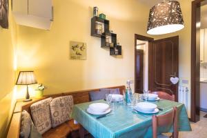 ein Esszimmer mit einem blauen Tisch und Stühlen in der Unterkunft Terrazzina - Romantic Pied A Terre at the heart of Cannaregio district in Venedig