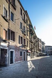 威尼斯Terrazzina - Romantic Pied A Terre at the heart of Cannaregio district的一条空荡荡的城市街道,有一座古老的建筑