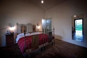 ein Schlafzimmer mit einem Bett und einem großen Spiegel in der Unterkunft Foro Appio Mansio Hotel in Latina