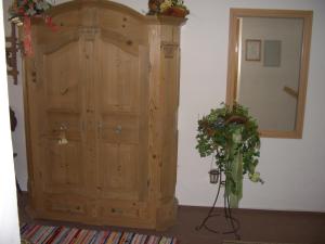 ein großer Holzschrank in einem Zimmer mit Spiegel in der Unterkunft Haus Bergschmied in Inzell