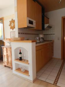 eine Küche mit einer Theke und einer Flasche Wein in der Unterkunft Haus Bergschmied in Inzell