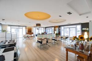 A restaurant or other place to eat at Ashanti Club Luxury Holiday Apartment