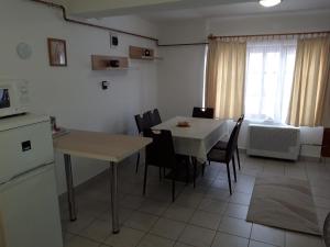Kuchyňa alebo kuchynka v ubytovaní Eszter Vendégház