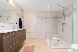 A bathroom at Ashanti Club Luxury Holiday Apartment