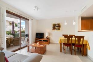 A television and/or entertainment centre at Ashanti Club Luxury Holiday Apartment