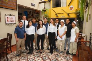 een groep mensen die poseren voor een foto bij Casa Suyay in Lima