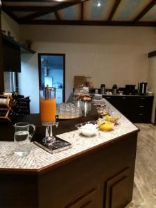 un mostrador con una bebida encima en Spanias Hotel en Kalabaka