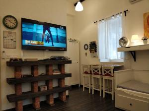 A television and/or entertainment centre at Belvárosi Apartmanszálló - Kiskunfélegyháza