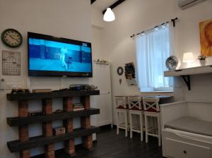 A television and/or entertainment centre at Belvárosi Apartmanszálló - Kiskunfélegyháza