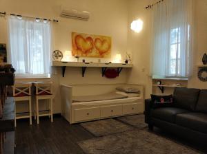 A seating area at Belvárosi Apartmanszálló - Kiskunfélegyháza