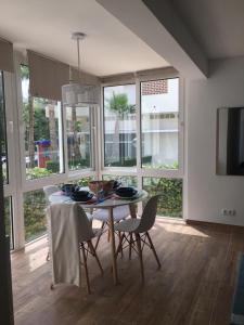 Televízia a/alebo spoločenská miestnosť v ubytovaní Esmeralda Apartment
