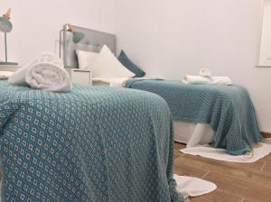 Posteľ alebo postele v izbe v ubytovaní Esmeralda Apartment