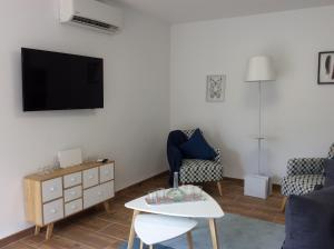 Televízia a/alebo spoločenská miestnosť v ubytovaní Esmeralda Apartment