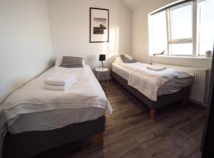 Postel nebo postele na pokoji v ubytování Hellatún Guest House!