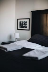 Postel nebo postele na pokoji v ubytování Hellatún Guest House!