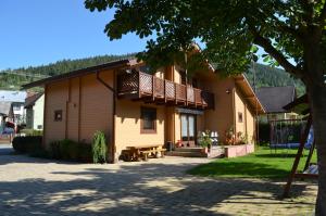 una casa con un porche y un balcón en Rekreačný dom Habovka, en Habovka