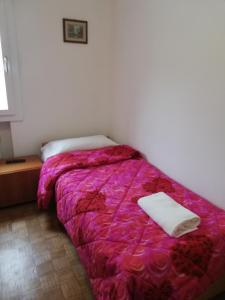a bedroom with a bed with a pink blanket at Venice Holiday in Marghera