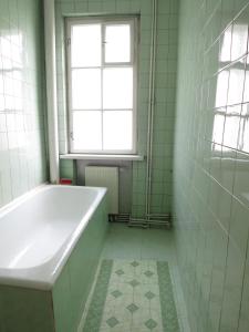 łazienka z wanną i oknem w obiekcie Hostynna Sadyba w mieście Lishnya
