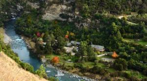uma vista aérea de uma casa ao lado de um rio em River Valley Lodge em Taihape