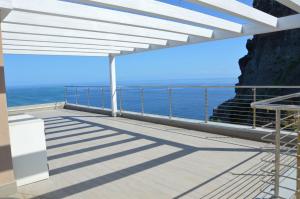een balkon met uitzicht op de oceaan bij Castelsardo Miramare 10 - 6 posti in Castelsardo