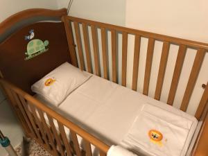 a crib with a bed with a turtle sticker on it at Surfers' Cottage in Anavyssos