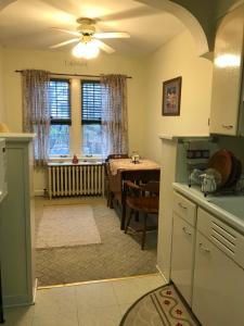 uma cozinha com uma mesa e uma sala de jantar em Mill Stone - Mt Penn Lodging em Mount Penn