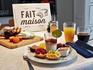 une table avec une assiette de nourriture et de boissons dans l'établissement Gite L'Antre d'Eux, à Sherbrooke