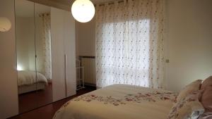 um quarto com uma cama e uma grande janela em Casa Vacanza La Magnolia em Porto SantʼElpidio
