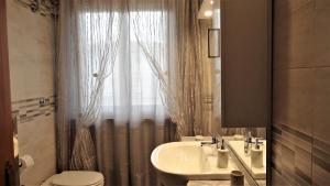 une salle de bain avec un lavabo et des toilettes et une fenêtre dans l'établissement La Magnolia, à Porto SantʼElpidio 20 autres photos