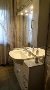 une salle de bains avec deux lavabos et un grand miroir dans l'établissement La Magnolia, à Porto SantʼElpidio