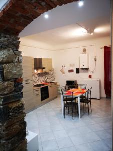cocina y comedor con mesa y sillas en Revel Apartments Central Station Cinque Terre, en La Spezia