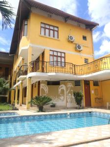 una casa con piscina di fronte a un edificio di Dorado Hotel a Cobija