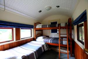 1 dormitorio con 2 literas en un tren en Woodlyn Park Motel en Waitomo Caves