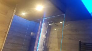 Bilik mandi di modern Hoteliving Gießen