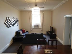uma sala de estar com um sofá e uma mesa em Balcony On Sixth Lodge em Murray Bridge