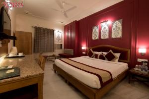Postel nebo postele na pokoji v ubytování LMB Hotel City Centre, Jaipur