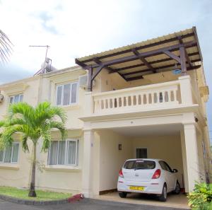 Un coche blanco aparcado delante de una casa en Azure Villa, en Belle Mare