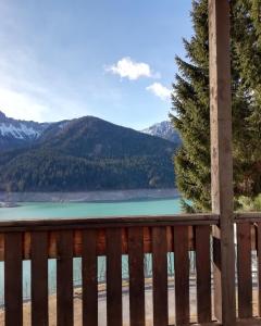 una terraza con vistas al lago en Elison-on the lake B&B, en Sauris