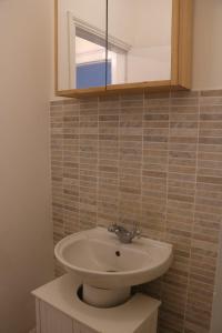 a bathroom with a sink and a mirror at Victoria style flat near Victoria station in London