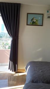 归仁Hotel Thien Hai的一间卧室，里面有一张床和一扇窗户。