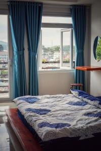 Postel nebo postele na pokoji v ubytování Ha Khoa Hotel Dalat