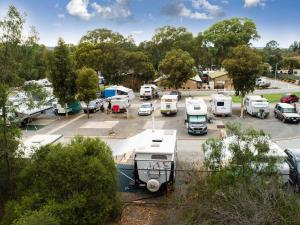 un parcheggio con un gruppo di veicoli parcheggiati di Windsor Gardens Caravan Park a Adelaide