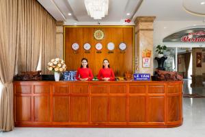 De lobby of receptie bij Phuc Ngoc Hotel