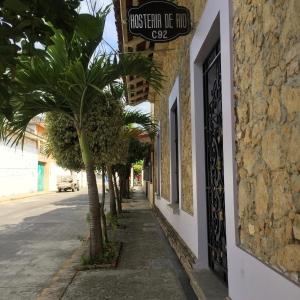 uma rua com uma placa na lateral de um edifício em Hostería de Río - C92 em Gutiérrez Zamora