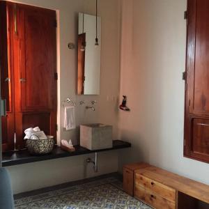 baño con lavamanos y estante con caja en Hostería de Río - C92 en Gutiérrez Zamora