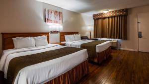 a hotel room with two beds and two lamps at SureStay Hotel by Best Western Tehachapi in Tehachapi