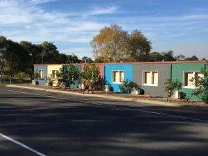 a row of houses on the side of a road at Manjimup Gateway Hotel in Manjimup
